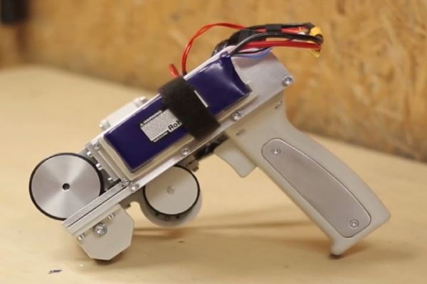 Инженер-блогер создал пистолет, стреляющий игральными картами