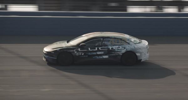Испытания мощного конкурента Tesla показали на видео