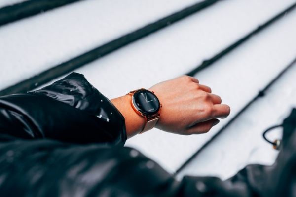 <br />
Компания Huawei представила в России смарт-часы с металлическим ремешком<br />
