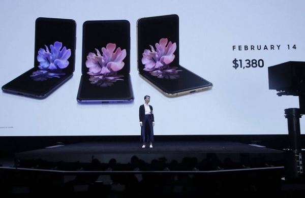 <br />
Samsung представил новый смартфон со складывающимся экраном<br />
