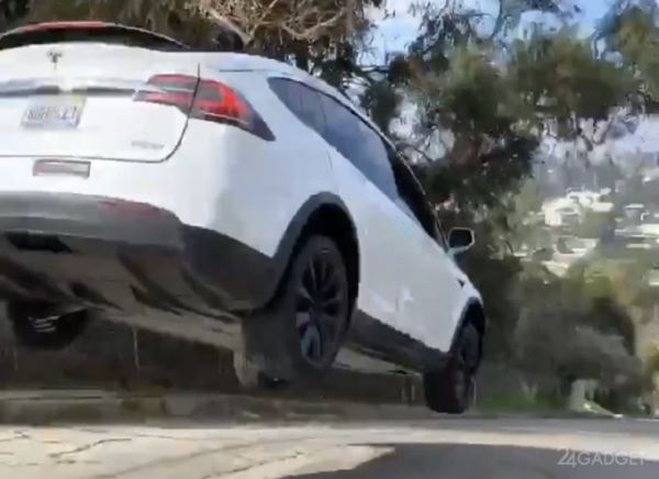 Tesla Model S продемонстрировала прыжок через «лежачего полицейского» (видео)