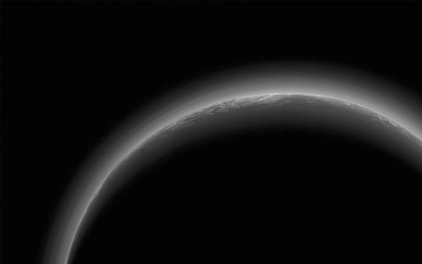 Биение ледяного сердца Плутона управляет его атмосферой, выяснили планетологи