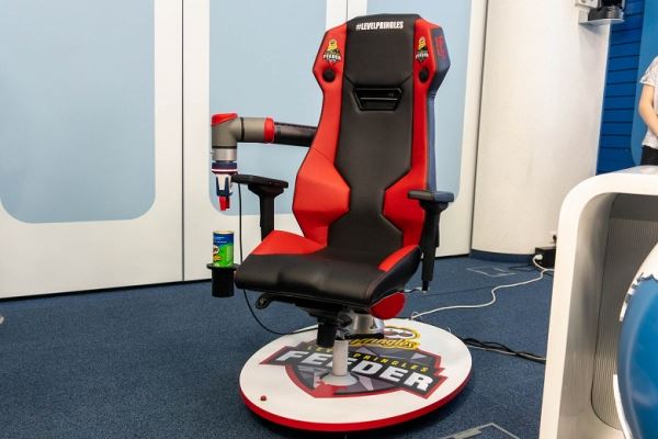 В России сделали кресло, которое само кормит геймера чипсами
